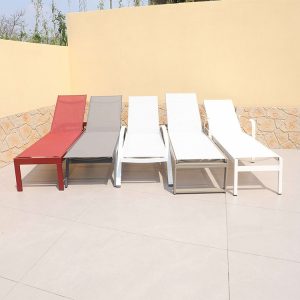 Bộ sưu tập ghế tắm nắng ngoài trời nhiều màu sắc: đỏ, xám, trắng, phù hợp nhiều không gian