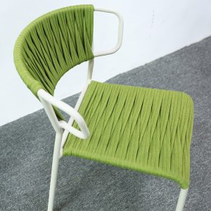 Cận cảnh mặt ngồi và tựa lưng ghế đan dây rope xanh lá