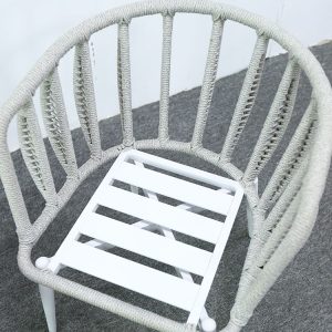 Cận cảnh khung nhôm và dây rope đan của ghế cafe ngoài trời