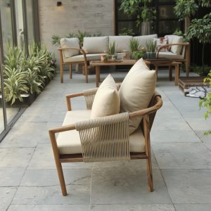 Bộ ghế sofa ngoài trời khung gỗ, dây rope, nệm kem, bối cảnh sân vườn hiện đại