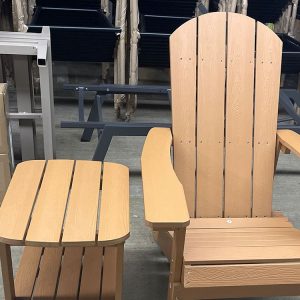 Cận cảnh bộ ghế và bàn Adirondack ngoài trời, màu vân gỗ sáng, bề mặt nhẵn mịn