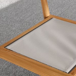 Cận cảnh mặt ngồi ghế sân vườn với lớp lưới chịu lực