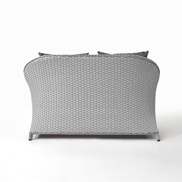 Mặt sau sofa đôi nhựa giả mây xám, đan tay chắc chắn, phù hợp không gian ngoài trời